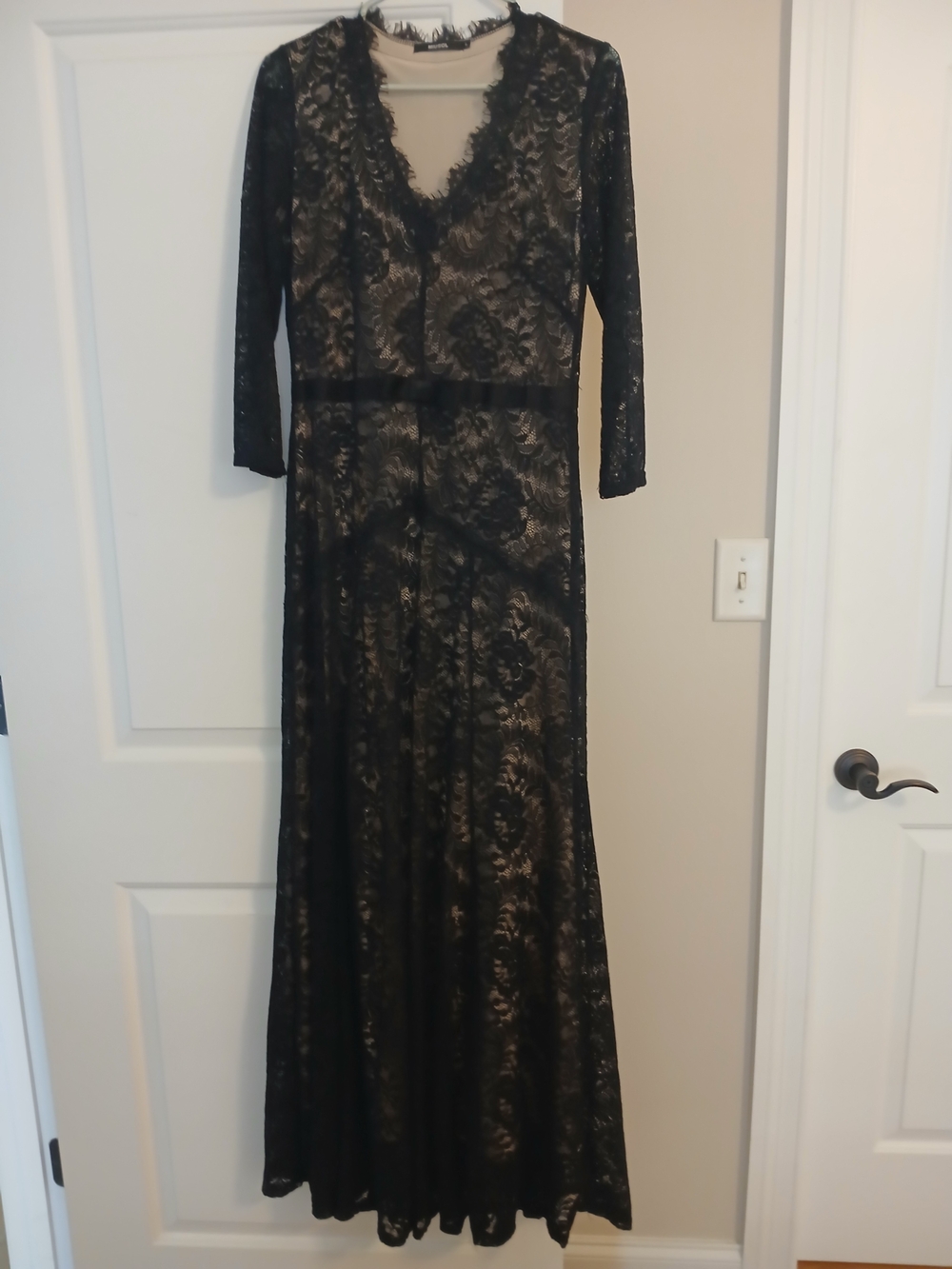 Black Lace V-Neck Long Sleeve Maxi Dress